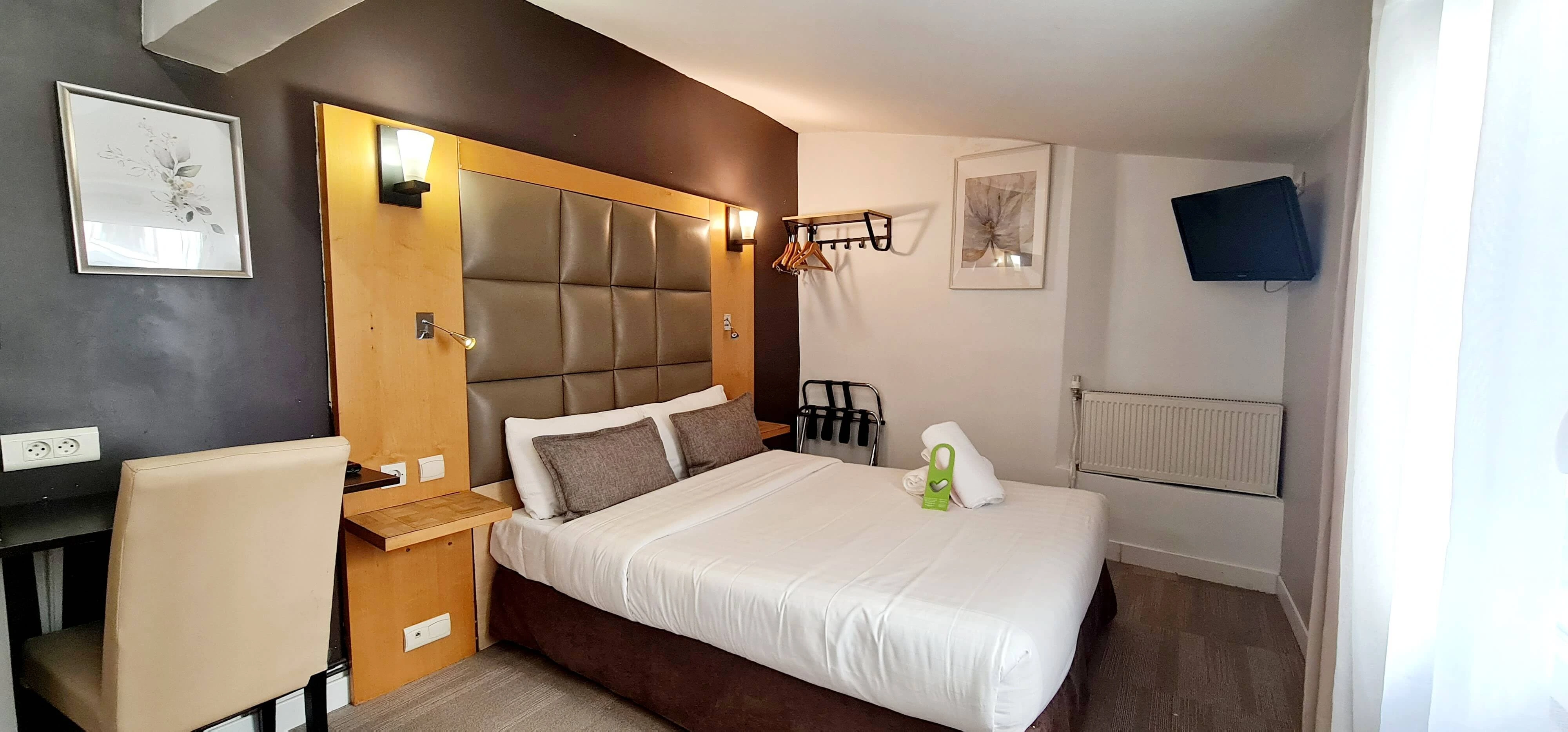 Chambre Double avec douche | Double Room with shower